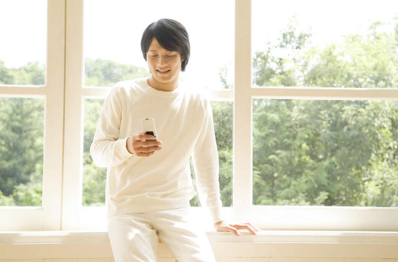 东方人,一个人,坐,笑,打电话,微笑,露齿笑,横图,室内,白天,仰视,窗户,电话,手机,亚洲,仅一个男性,仅一个人,撑,握,服装,拿,拿着,注视,休闲装,黄种人,通讯设备,玻璃窗,窗台,仅一个年轻男性,衣服,观察,看,休闲,休闲服,握着,服饰,观看,察看,撑着,关注,交流,男人,男性,年轻男性,亚洲人,沟通,通话,坐着,半身,彩图,低角度拍摄