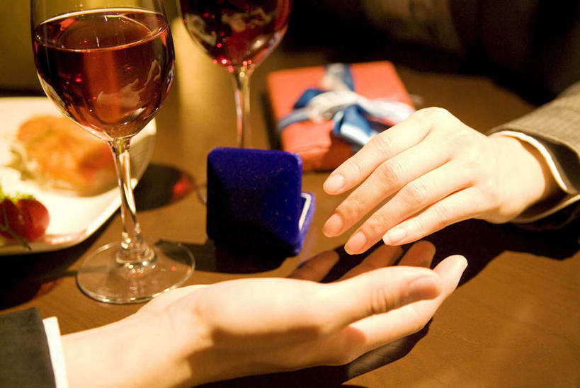 葡萄酒,东方人,手,两个人,摸,横图,俯视,室内,特写,白天,爱情,杯子,礼盒,礼物,亚洲,抚摸,服装,高脚杯,纸盒,红酒杯,酒类,两杯,浪漫,休闲装,黄种人,玻璃制品,盒子,酒,饮料,两个,衣服,红色,蓝色,包装盒,酒杯,礼品盒,休闲,温暖,温馨,手部,休闲服,恩爱,恋人,服饰,礼品,和睦,男人,男性,年轻男性,年轻女性,女人,女性,亚洲人,情侣,玻璃杯,触摸,接触,半身,彩图,高角度拍摄,伴侣,融洽