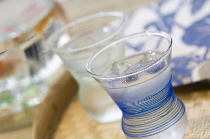 无人,横图,俯视,室内,特写,白天,水,杯子,一把,朦胧,模糊,透明,金鱼,鱼,扇子,冰块,两杯,鱼类,玻璃制品,两个,一个,水杯,橙色,单个,解暑,观赏鱼,金鲫鱼,玻璃杯,彩图,高角度拍摄