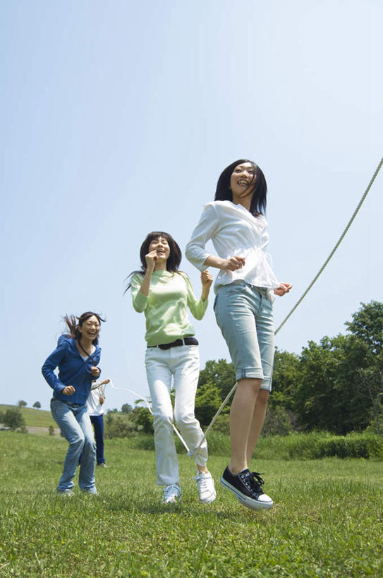 东方人,三个人,伙伴,朋友,跳,跳绳,笑,微笑,露齿笑,竖图,室外,白天,仰视,友谊,草地,草坪,植物,亚洲,一根,服装,云,云朵,半空,云彩,休闲装,黄种人,草,衣服,蓝色,绿色,白云,蓝天,天空,绳子,天,休闲,休闲服,服饰,晴朗,友情,年轻女性,女人,女性,亚洲人,晴空,跳跃,彩图,低角度拍摄,全身