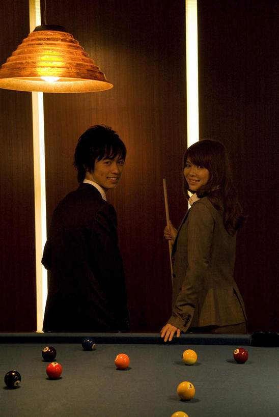 东方人,背,两个人,同事,商务人士,商务男性,商务女性,站,笑,微笑,露齿笑,室内,夜晚,衬衫,爱情,成功,合作,团队,集体,信心,台球,照明,亚洲,一根,许多,撞球,套装,木制,球杆,墙,灯光,浪漫,拿,拿着,扭头,注视,黄种人,运动器械,队伍,吊灯,墙壁,墙面,彩球,灯,黄色,红色,绿色,黑色,木制品,灯具,观察,看,靠,靠着,倚靠,站着,转头,温暖,温馨,健身器械,恩爱,恋人,观看,照亮,和睦,察看,台球桌,领导,倚着,照明设备,成就,关注,商务装,健身器材,合伙,领袖,斯诺克,工薪阶层,桌球室,一盏,斯诺克球,斯诺克台球,桌球,男人,男性,年轻男性,年轻女性,女人,女性,亚洲人,情侣,白领,上班族,站立,半身,衬衣,伴侣,融洽,运动器材