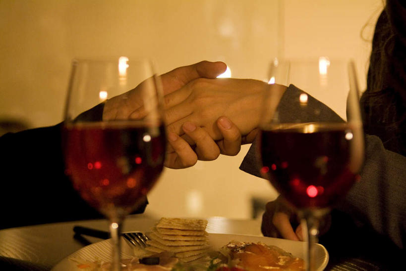 葡萄酒,东方人,两个人,同事,商务人士,商务男性,商务女性,坐,握手,横图,室内,特写,夜晚,侧面,衬衫,爱情,晚餐,成功,合作,团队,集体,信心,杯子,餐具,亚洲,一把,套装,高脚杯,叉,红酒杯,酒类,两杯,浪漫,黄种人,队伍,玻璃制品,酒,饮料,一个,盘子,酒杯,温暖,温馨,恩爱,恋人,单个,一份,和睦,领导,成就,商务装,合伙,领袖,工薪阶层,男人,男性,年轻男性,年轻女性,女人,女性,亚洲人,情侣,白领,上班族,玻璃杯,进餐用具,烹调用具,搀手,拉手,手搀手,手拉手,手牵手,手握手,坐着,半身,彩图,衬衣,伴侣,融洽