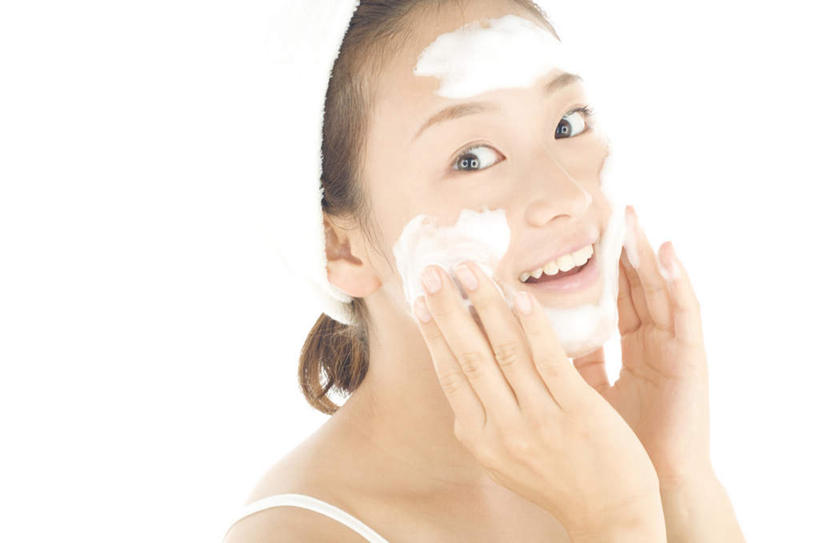 东方人,脸,头,脸颊,一个人,站,笑,微笑,露齿笑,横图,室内,特写,白天,白色背景,正面,亚洲,仅一个年轻女性,仅一个女性,仅一个人,一块,服装,头巾,涂抹,注视,休闲装,黄种人,洗脸,衣服,白色,观察,看,站着,休闲,休闲服,摄影,服饰,影棚,洁面乳,观看,察看,护肤品,洗面奶,关注,年轻女性,女人,女性,亚洲人,头部,脸部,脸蛋,面部,站立,半身,彩图,影棚拍摄,拍摄