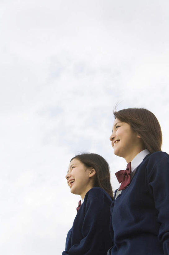 东方人,两个人,伙伴,朋友,站,笑,微笑,露齿笑,竖图,室外,白天,仰视,制服,友谊,亚洲,服装,领结,云,云朵,云彩,注视,黄种人,两个,衣服,红色,蓝色,白云,蓝天,天空,天,观察,看,站着,同学,校服,服饰,晴朗,观看,察看,衣着,校友,穿着,关注,学生服,同窗,学友,衣饰,友情,年轻女性,女人,女性,亚洲人,晴空,站立,半身,彩图,低角度拍摄