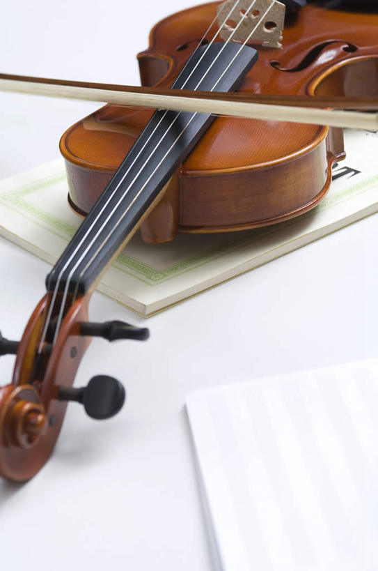 无人,竖图,俯视,室内,特写,白天,白色背景,静物,一本,一张,木制,英文,标志,文字,纸,字符,字母,记事本,乐器,弦乐器,小提琴,标识,一个,本子,笔记本,木制品,摄影,影棚,单个,英文字母,弓拉弦乐器,弓拉弦鸣乐器,彩图,高角度拍摄,影棚拍摄,拍摄