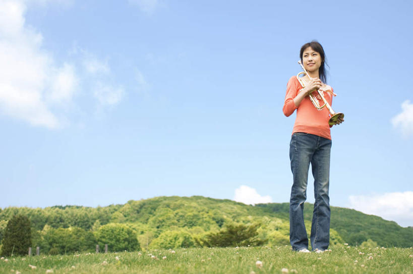 东方人,一个人,站,笑,微笑,露齿笑,横图,室外,白天,正面,草地,草坪,植物,亚洲,仅一个年轻女性,仅一个女性,仅一个人,握,服装,山川,云,云朵,乐器,铜管乐器,小号,拿,云彩,拿着,注视,休闲装,黄种人,草,衣服,蓝色,绿色,白云,蓝天,天空,天,观察,看,站着,休闲,休闲服,橙色,握着,服饰,晴朗,观看,一支,察看,关注,铜管,年轻女性,女人,女性,亚洲人,晴空,站立,彩图,全身