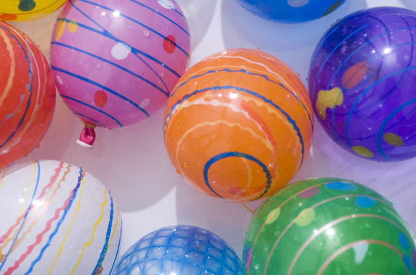 无人,横图,俯视,室外,特写,白天,游戏,静物,玩具,许多,阴影,装饰,光线,影子,塑料,玩,娱乐,黄色,红色,蓝色,绿色,紫色,白色,阳光,气球,塑料制品,休闲,橙色,益智,活动,华丽,修饰,点缀,发泄,消遣,智力,宣泄,衬托,美观,雅致,雅观,玩耍,嬉戏,彩图,高角度拍摄