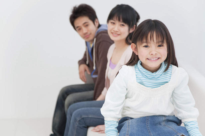 东方人,儿童,三个人,家庭,夫妻,母亲,父亲,女儿,客厅,坐,笑,微笑,露齿笑,横图,室内,白天,正面,爱情,纯洁,沙发,亚洲,服装,朦胧,模糊,墙,浪漫,扭头,注视,休闲装,黄种人,墙壁,墙面,小孩,衣服,白色,观察,看,转头,休闲,温暖,温馨,父女,母女,三口之家,一家人,休闲服,恩爱,父爱,可爱,母爱,童年,童趣,恋人,服饰,观看,和睦,察看,起居室,关注,布艺沙发,童真,烂漫,无邪,客堂,天真,男人,男性,年轻男性,年轻女性,女孩,女人,女性,亚洲人,孩子,年轻人,夫妇,情侣,坐着,半身,彩图,伴侣,融洽,女生