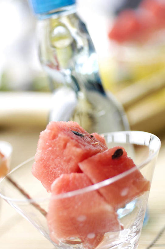 无人,竖图,俯视,室内,特写,白天,水,餐桌,桌子,西瓜,三块,许多,朦胧,模糊,夏季,红色,黑色,瓶子,塑料制品,西瓜子,夏日,夏天,塑料瓶,餐台,酷暑,一瓶,炎天,寒瓜,彩图,高角度拍摄