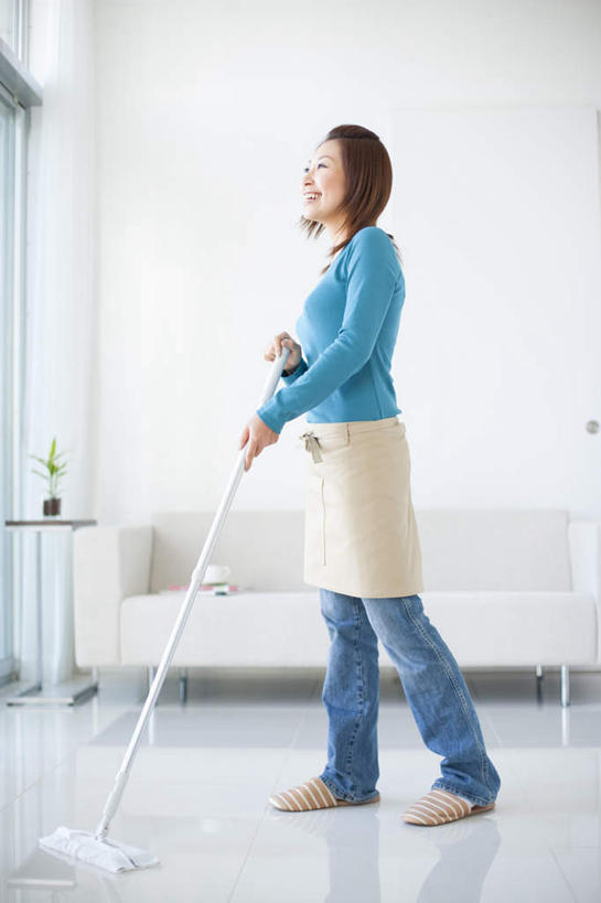 东方人,一个人,客厅,站,笑,微笑,露齿笑,竖图,室内,白天,侧面,窗户,落地窗,沙发,亚洲,仅一个年轻女性,仅一个女性,仅一个人,握,服装,墙,拿,拿着,注视,休闲装,黄种人,拖把,玻璃窗,墙壁,墙面,衣服,蓝色,白色,观察,看,站着,休闲,休闲服,握着,服饰,打扫,观看,察看,拖地,起居室,关注,布艺沙发,客堂,年轻女性,女人,女性,亚洲人,站立,彩图,全身