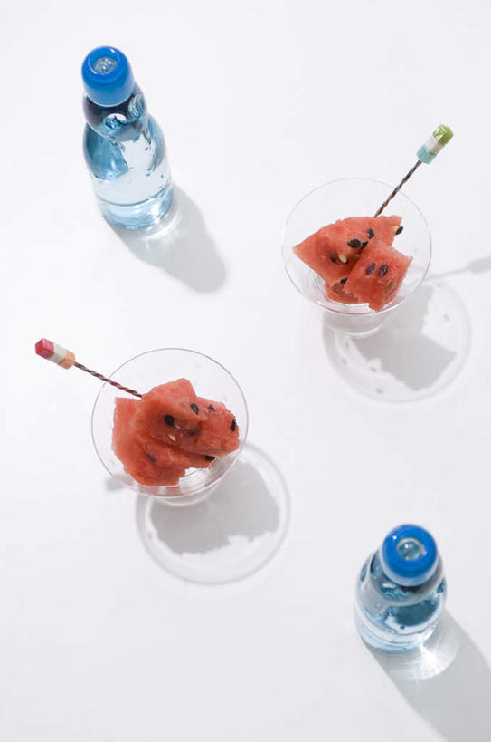 无人,竖图,俯视,室内,特写,白天,水,西瓜,水果,两瓶,许多,阴影,新鲜,透明,光线,叉子,影子,生食,食品,果实,两把,食物,两个,红色,绿色,瓶子,塑料制品,碗,塑料瓶,有机食品,绿色食品,寒瓜,彩图,高角度拍摄