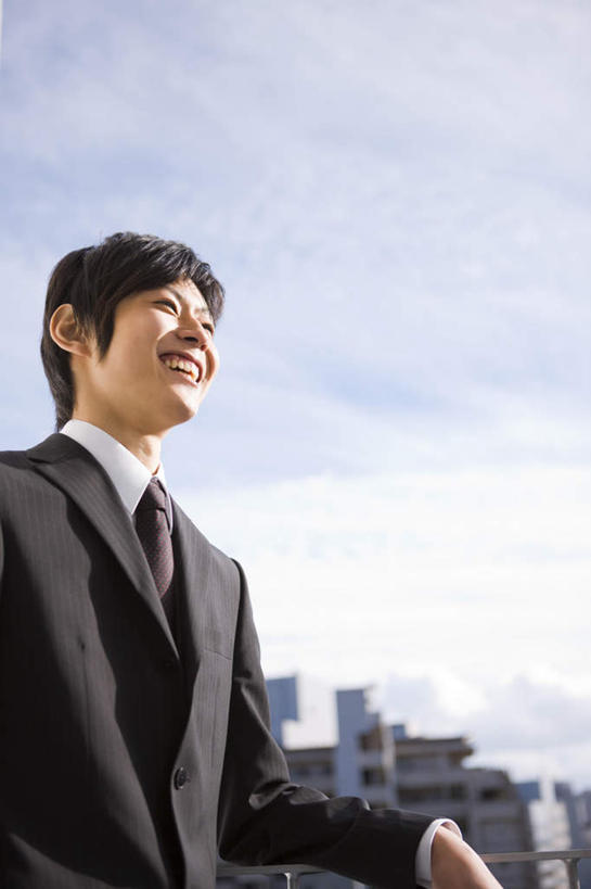 东方人,一个人,商务人士,商务男性,高楼大厦,栏杆,站,笑,微笑,露齿笑,竖图,室外,白天,仰视,衬衫,大厦,建筑,摩天大楼,亚洲,仅一个男性,仅一个人,套装,云,云朵,围栏,云彩,注视,黄种人,护栏,仅一个年轻男性,蓝色,白云,蓝天,天空,天,观察,看,靠,靠着,倚靠,站着,晴朗,观看,察看,倚着,关注,商务装,工薪阶层,男人,男性,年轻男性,亚洲人,白领,上班族,晴空,站立,半身,彩图,低角度拍摄,衬衣,大楼,高层建筑,高楼,摩天楼