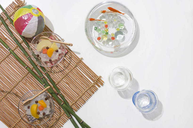 无人,横图,俯视,彩色,室内,特写,白天,水,杯子,水果,一条,许多,阴影,新鲜,装饰,透明,光线,木制,金鱼,鱼,颗粒,影子,勺子,生食,食品,果实,鱼缸,榻榻米,切块,鱼类,竹竿,玻璃制品,球,食物,两个,一个,黄色,红色,蓝色,绿色,白色,木制品,水杯,调羹,汤匙,碗,球体,橙色,有机食品,绿色食品,单个,华丽,修饰,点缀,衬托,美观,雅致,雅观,观赏鱼,金鲫鱼,玻璃杯,彩图,高角度拍摄