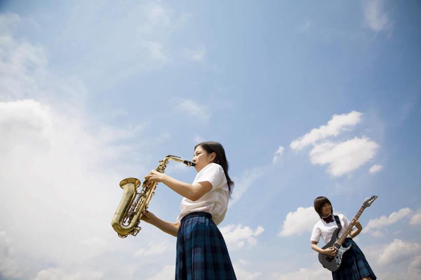 东方人,两个人,伙伴,朋友,站,横图,室外,白天,仰视,制服,友谊,亚洲,服装,艺术,金属,云,云朵,管乐器,吉他,乐器,萨克斯,铜管乐器,弦乐器,音乐,吹奏,弹奏,拿,云彩,拿着,注视,黄种人,一个,衣服,蓝色,白云,蓝天,天空,天,吹,观察,看,站着,同学,校服,弹,服饰,晴朗,单个,观看,察看,萨克斯风,萨克斯管,衣着,校友,穿着,关注,弹拨弦鸣乐器,学生服,同窗,学友,衣饰,友情,年轻女性,女人,女性,亚洲人,晴空,站立,半身,彩图,低角度拍摄,弹拨弦乐器
