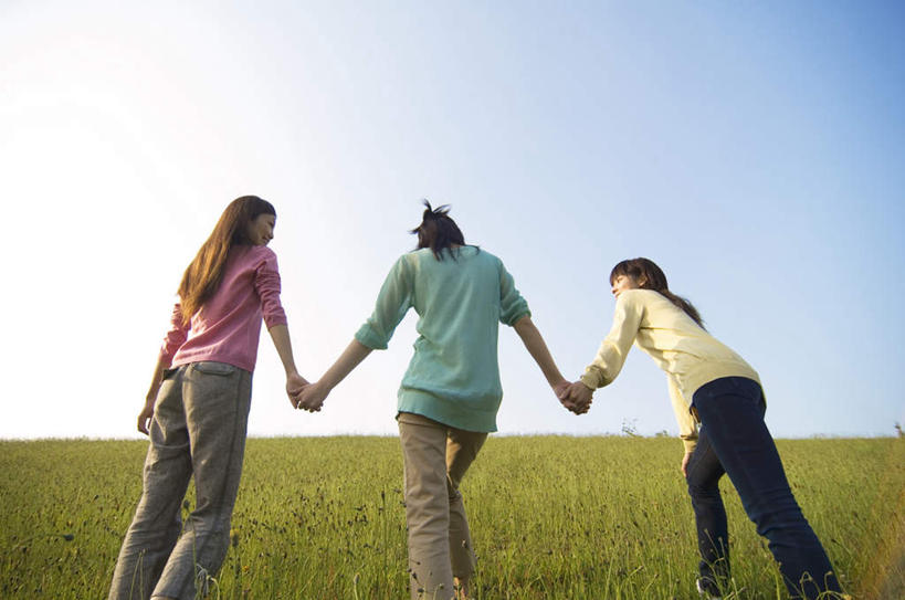 东方人,三个人,伙伴,朋友,走,握手,横图,室外,白天,仰视,友谊,草地,草坪,植物,亚洲,服装,休闲装,黄种人,草,衣服,蓝色,绿色,蓝天,天空,天,休闲,休闲服,服饰,晴朗,对视,万里无云,友情,年轻女性,女人,女性,亚洲人,晴空,晴空万里,步行,拉手,散步,手拉手,手握手,走路,半身,彩图,低角度拍摄