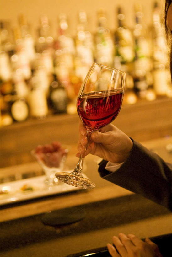 葡萄酒,东方人,一个人,商务人士,商务女性,餐厅,竖图,俯视,室外,特写,夜晚,杯子,亚洲,仅一个年轻女性,仅一个女性,仅一个人,喝,套装,朦胧,模糊,瓷器,陶瓷,咖啡杯,陶瓷制品,酒类,一杯,拿,拿着,黄种人,酒,饮料,一个,白色,盘子,单个,瓷杯,商务装,工薪阶层,年轻女性,女人,女性,亚洲人,白领,上班族,半身,彩图,高角度拍摄,餐馆,饭店,饭馆