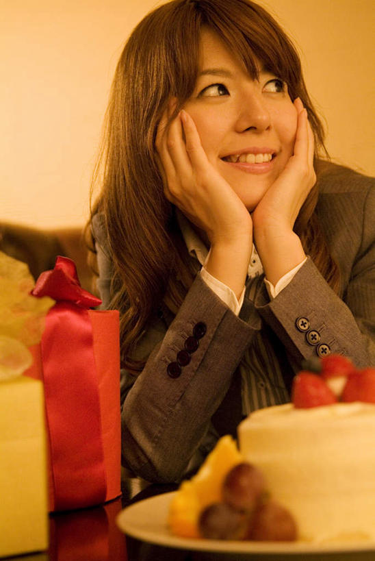 点心,东方人,一个人,商务人士,商务女性,坐,笑,微笑,露齿笑,竖图,室内,夜晚,正面,下午茶,餐桌,桌子,草莓,浆果,蓝莓,礼盒,礼物,水果,亚洲,仅一个年轻女性,仅一个女性,仅一个人,一块,撑,套装,新鲜,纸盒,生食,食品,果实,三颗,托腮,注视,黄种人,盒子,食物,糕点,两个,黄色,红色,蓝色,包装盒,礼品盒,观察,看,托,礼品,有机食品,绿色食品,餐台,观看,察看,关注,托下巴,商务装,工薪阶层,年轻女性,女人,女性,亚洲人,白领,上班族,洋莓,水果皇后,山都柿,蓝浆果,蓝靛果,红莓,地莓,坐着,半身,彩图,蛋糕