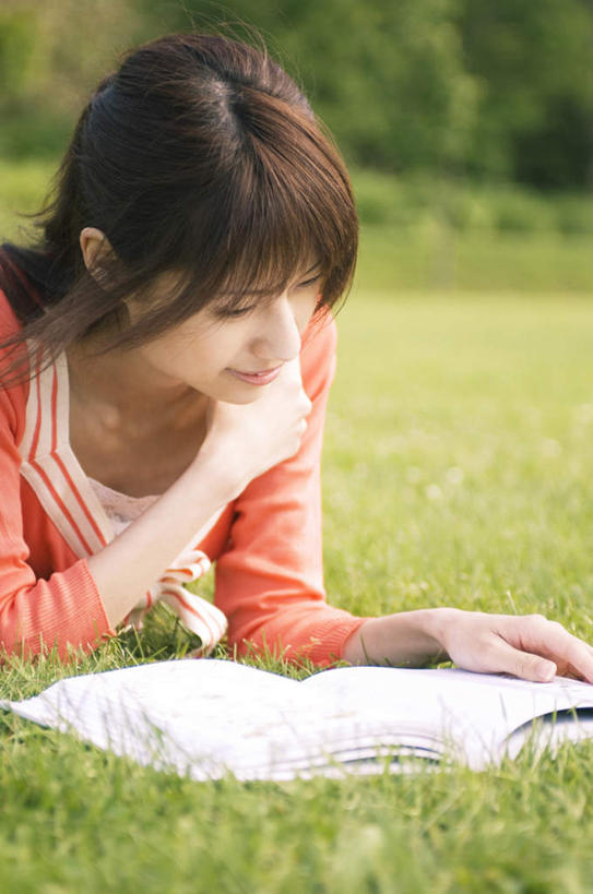 东方人,一个人,竖图,俯视,室内,白天,看书,阅读,草地,草坪,植物,书籍,亚洲,仅一个年轻女性,仅一个女性,仅一个人,学习,阴影,服装,光线,影子,拿,拿着,休闲装,黄种人,草,衣服,绿色,书本,看,趴着,休闲,休闲服,橙色,读书,浏览,服饰,年轻女性,女人,女性,亚洲人,书,图书,趴,半身,彩图,高角度拍摄