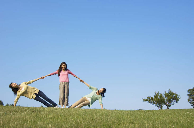 东方人,三个人,伙伴,同事,朋友,站,握手,笑,微笑,露齿笑,横图,室外,白天,仰视,游戏,友谊,成功,合作,团队,集体,信心,草地,草坪,植物,亚洲,一排,撑,服装,整齐,玩,注视,休闲装,黄种人,娱乐,队伍,草,排列,衣服,蓝色,绿色,蓝天,天空,天,观察,看,站着,休闲,休闲服,服饰,晴朗,观看,活动,察看,领导,撑着,成就,队列,发泄,关注,消遣,智力,合伙,领袖,万里无云,宣泄,友情,年轻女性,女人,女性,亚洲人,晴空,晴空万里,拉手,手拉手,手握手,玩耍,嬉戏,站立,彩图,低角度拍摄,全身