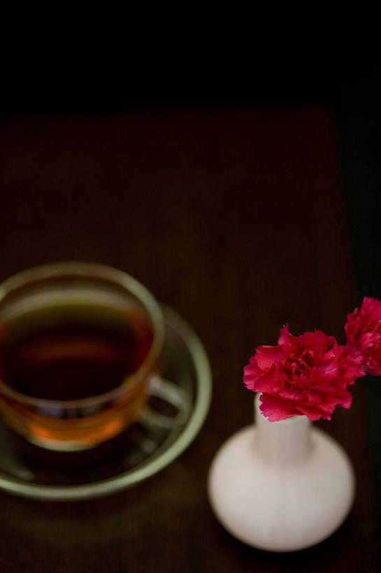 无人,竖图,俯视,室内,特写,白天,幸福,茶,康乃馨,杯子,餐具,花瓶,黑色背景,透明,碟子,盘,陶瓷,茶叶,陶瓷制品,饮品,娱乐,两朵,一个,白色,盘子,瓶子,水杯,碟,花茶,享受,休闲,温馨,放松,乐趣,保健,养生,摄影,影棚,单个,花草茶,舒适,香花茶,香片,熏花茶,麝香石竹,石竹,香石竹,茶杯,彩图,高角度拍摄,影棚拍摄,拍摄