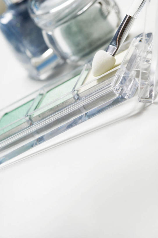 无人,竖图,俯视,室内,特写,白天,静物,朦胧,模糊,罐子,玻璃制品,三个,一个,绿色,白色,玻璃瓶,化妆刷,瓶子,刷子,眼影,单个,眼影刷,美容工具,彩妆刷,化妆工具,彩图,高角度拍摄