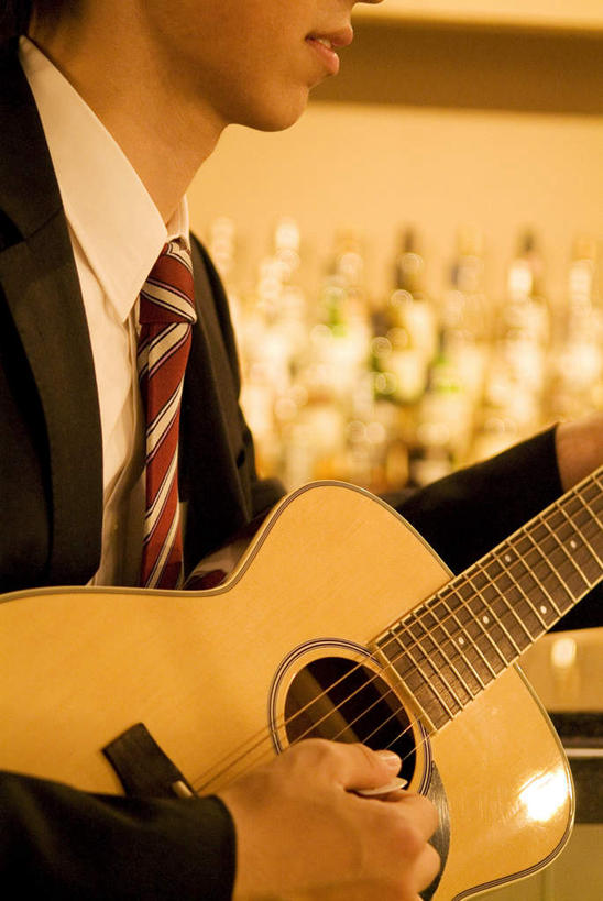 东方人,一个人,商务人士,商务男性,餐厅,竖图,室内,特写,白天,侧面,衬衫,亚洲,仅一个男性,仅一个人,套装,吉他,乐器,弦乐器,弹奏,拿,拿着,黄种人,仅一个年轻男性,弹拨弦鸣乐器,商务装,工薪阶层,男人,男性,年轻男性,亚洲人,白领,上班族,半身,彩图,衬衣,餐馆,饭店,饭馆,弹拨弦乐器