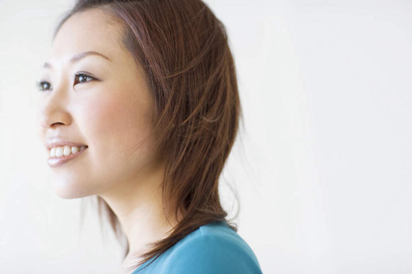 东方人,脸,头,脸颊,一个人,笑,微笑,露齿笑,横图,室内,特写,白天,侧面,亚洲,仅一个年轻女性,仅一个女性,仅一个人,服装,休闲装,黄种人,衣服,蓝色,休闲,休闲服,服饰,年轻女性,女人,女性,亚洲人,头部,长发,脸部,脸蛋,面部,半身,彩图