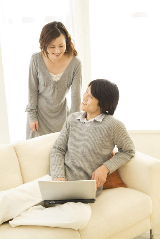 东方人,两个人,客厅,站,躺,笑,微笑,露齿笑,竖图,俯视,室内,白天,爱情,电脑,笔记本电脑,窗帘,靠垫,沙发,亚洲,服装,装饰,网络,靠枕,浪漫,拿,拿着,注视,休闲装,黄种人,通讯设备,一个,衣服,白色,帘子,抱枕,枕头,观察,看,靠,靠着,倚靠,站着,休闲,温暖,温馨,休闲服,遮阳,恩爱,恋人,服饰,单个,观看,华丽,修饰,点缀,和睦,察看,无线,起居室,倚着,关注,通信设备,无线网络,布艺沙发,无线上网,便携式电脑,衬托,美观,雅致,雅观,客堂,卧着,手提电脑,男人,男性,年轻男性,年轻女性,女人,女性,亚洲人,情侣,躺着,卧,站立,半身,彩图,高角度拍摄,伴侣,融洽