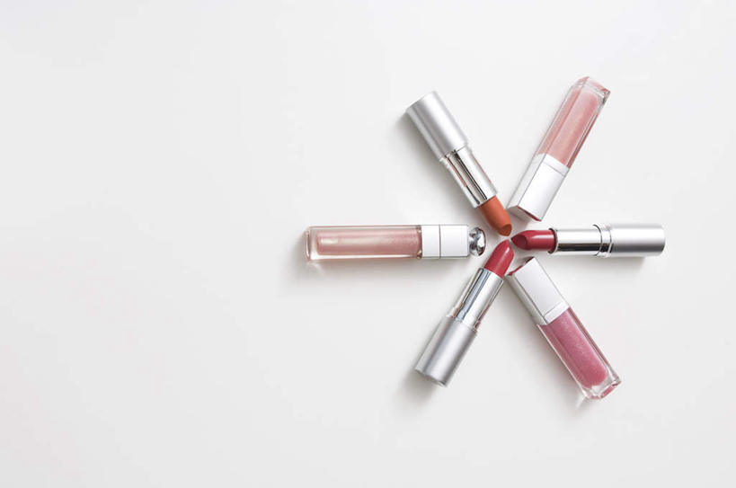 无人,横图,俯视,室内,特写,白天,白色背景,化妆,美容,静物,许多,护肤,环绕,围绕,排列,红色,唇彩,化妆品,口红,保养,享受,休闲,橙色,放松,保健,摄影,影棚,队列,养颜,彩图,高角度拍摄,影棚拍摄,拍摄