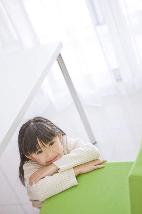 东方人,儿童,一个人,笑,微笑,竖图,俯视,室内,白天,纯洁,餐桌,桌子,椅子,亚洲,仅一个女性,仅一个人,服装,木制,瓷砖,地砖,地面,注视,休闲装,黄种人,小孩,衣服,绿色,白色,木制品,看,趴着,仅一个小孩,休闲,辫子,休闲服,可爱,童年,童趣,服饰,餐台,童真,烂漫,无邪,天真,女孩,女人,女性,亚洲人,孩子,趴,半身,彩图,高角度拍摄,女生