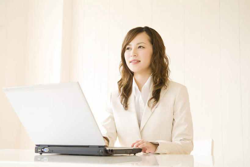 东方人,一个人,商务人士,商务女性,办公室,横图,室内,白天,正面,电脑,笔记本电脑,家具,桌子,亚洲,仅一个年轻女性,仅一个女性,仅一个人,敲打,套装,网络,办公桌,黄种人,输入,通讯设备,打字,点击,敲击,无线,通信设备,商务装,无线网络,无线上网,便携式电脑,工薪阶层,办公家具,按键,手提电脑,年轻女性,女人,女性,亚洲人,白领,上班族,半身,彩图