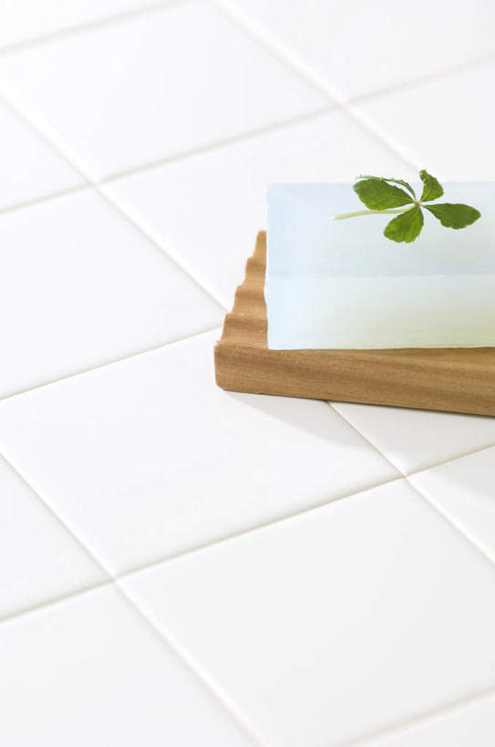 无人,竖图,俯视,室内,特写,白天,化妆,美容,卫生间,浴室,护肤,木制,瓷砖,地砖,木板,地面,白色,化妆品,木制品,肥皂,香皂,日用品,洗浴用品,清洁,保养,享受,休闲,放松,保健,护肤品,舒缓,养颜,去污,紧肤,嫩肤,淋浴房,洗涤,彩图,高角度拍摄,冲凉房,沐浴间,沐浴室