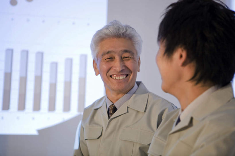 东方人,两个人,同事,工程师,建筑师,会议室,坐,笑,微笑,露齿笑,横图,室内,白天,正面,工作服,制服,成功,合作,团队,集体,信心,显示器,亚洲,服装,屏幕,注视,黄种人,显示屏,队伍,衣服,观察,看,服饰,观看,察看,领导,衣着,成就,穿着,关注,合伙,领袖,输出设备,工作制服,衣饰,老年男性,男人,男性,年轻男性,亚洲人,技师,建筑设计师,坐着,半身,彩图,工作套服