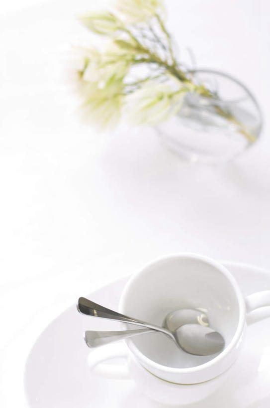 无人,竖图,俯视,室内,特写,白天,杯子,餐具,花瓶,装饰,盛开,瓷器,勺子,咖啡杯,陶瓷制品,花蕾,玻璃制品,花,花瓣,花朵,鲜花,一个,白色,盘子,玻璃瓶,瓶子,调羹,汤匙,花苞,花蕊,单个,华丽,修饰,点缀,瓷杯,衬托,美观,雅致,雅观,进餐用具,烹调用具,彩图,高角度拍摄