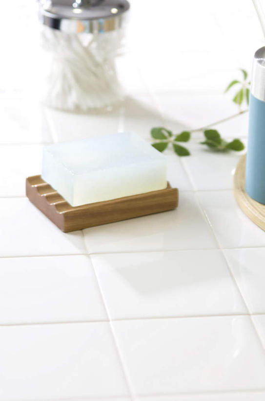 无人,竖图,俯视,室内,特写,白天,化妆,美容,叶子,金属制品,一块,许多,护肤,装饰,金属,木制,瓷砖,地砖,罐子,木板,棉花,绿叶,地面,玻璃制品,一个,白色,玻璃瓶,化妆品,木制品,瓶子,肥皂,垫子,香皂,日用品,洗浴用品,清洁,保养,享受,休闲,嫩叶,棉签,放松,保健,单个,华丽,修饰,点缀,护肤品,舒缓,养颜,去污,紧肤,嫩肤,衬托,美观,雅致,雅观,牙刷座,叶,叶片,洗涤,彩图,高角度拍摄