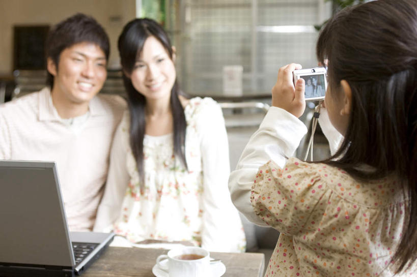 咖啡,东方人,儿童,三个人,家庭,夫妻,母亲,父亲,女儿,办公室,站,坐,笑,微笑,露齿笑,横图,室内,白天,正面,爱情,幸福,纯洁,电脑,笔记本电脑,窗户,家具,桌子,杯子,餐具,相机,亚洲,服装,朦胧,模糊,网络,瓷器,碟子,勺子,办公桌,咖啡杯,陶瓷制品,一杯,浪漫,拿,拿着,注视,休闲装,黄种人,娱乐,通讯设备,玻璃窗,饮料,一个,小孩,拍照,衣服,白色,数码相机,调羹,汤匙,观察,看,站着,享受,休闲,温暖,温馨,父女,母女,三口之家,一家人,休闲服,恩爱,放松,父爱,可爱,乐趣,母爱,童年,童趣,恋人,摄影,服饰,单个,观看,和睦,察看,提神,无线,舒适,关注,瓷杯,醒脑,通信设备,无线网络,无线上网,便携式电脑,童真,烂漫,无邪,一部,办公家具,软饮料,天真,手提电脑,男人,男性,年轻男性,年轻女性,女孩,女人,女性,亚洲人,孩子,年轻人,夫妇,情侣,进餐用具,烹调用具,照相机,站立,坐着,半身,彩图,照相,伴侣,融洽,女生