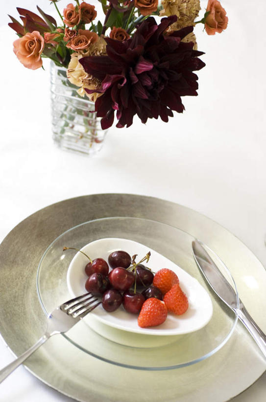 无人,竖图,俯视,室内,特写,白天,爱情,幸福,纯洁,热情,水,康乃馨,玫瑰,草莓,浆果,樱桃,餐具,花瓶,水果,金属制品,一把,许多,新鲜,装饰,盛开,透明,金属,碟子,叉,陶瓷,生食,食品,大丽花,果实,玫瑰花,陶瓷制品,浪漫,花蕾,三颗,花,花瓣,花朵,鲜花,食物,一朵,黄色,红色,白色,盘子,瓶子,刀,花苞,花蕊,温暖,温馨,菊花,恩爱,有机食品,绿色食品,大理花,华丽,修饰,点缀,和睦,感动,大丽菊,衬托,美观,雅致,雅观,尊敬,富丽,大方,天真,刺玫花,徘徊花,麝香石竹,石竹,香石竹,进餐用具,烹调用具,樱珠,莺桃,英桃,洋莓,楔桃,水果皇后,牛桃,荆桃,红莓,地莓,彩图,高角度拍摄,融洽