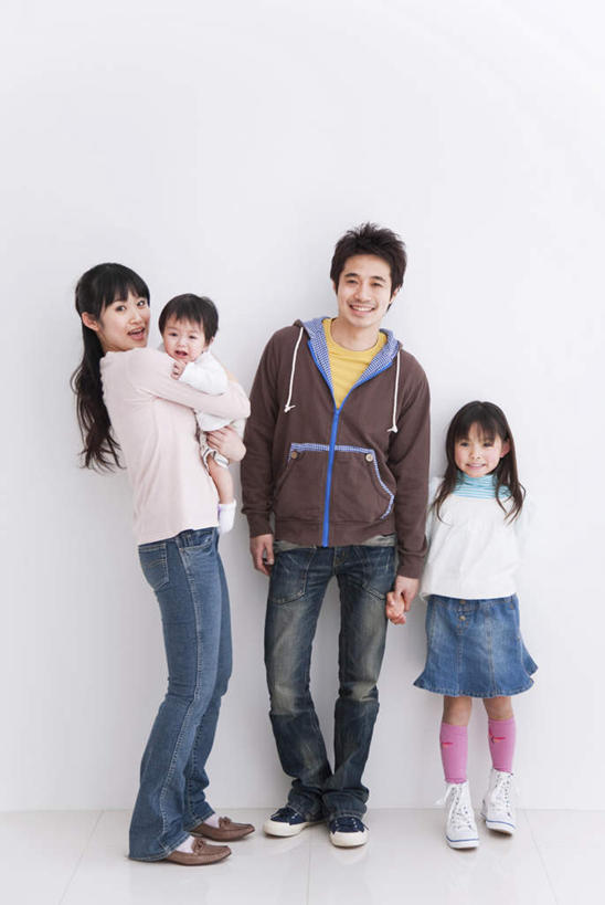 东方人,四个人,家庭,夫妻,站,抱,笑,微笑,露齿笑,竖图,室内,白天,白色背景,正面,爱情,亚洲,服装,咖啡色,浪漫,注视,休闲装,黄种人,衣服,白色,观察,看,站着,休闲,温暖,温馨,一家人,休闲服,恩爱,恋人,摄影,服饰,影棚,抱着,观看,和睦,察看,搂着,关注,卫衣,男孩,男人,男性,年轻男性,年轻女性,女孩,女人,女性,亚洲人,夫妇,情侣,怀抱,搂,搂抱,相抱,拥抱,站立,彩图,全身,影棚拍摄,拍摄,伴侣,融洽