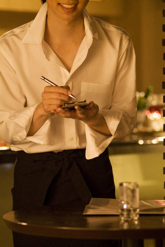 东方人,一个人,服务员,餐厅,站,笑,微笑,露齿笑,竖图,室内,夜晚,正面,餐桌,桌子,杯子,亚洲,仅一个年轻女性,仅一个女性,仅一个人,服装,笔,办公用品,记事本,拿,拿着,休闲装,黄种人,玻璃制品,菜单,文具,衣服,本子,笔记本,水杯,学习用品,记录,站着,休闲,休闲服,服饰,餐台,一份,文具用品,年轻女性,女人,女性,亚洲人,服务生,侍者,玻璃杯,站立,半身,彩图,餐馆,饭店,饭馆