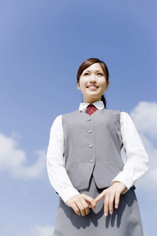 东方人,一个人,商务人士,商务女性,站,笑,微笑,露齿笑,竖图,室外,白天,仰视,亚洲,仅一个年轻女性,仅一个女性,仅一个人,阴影,套装,光线,影子,云,云朵,云彩,注视,黄种人,蓝色,白云,蓝天,天空,阳光,天,观察,看,手放前,站着,晴朗,观看,察看,关注,商务装,工薪阶层,年轻女性,女人,女性,亚洲人,白领,上班族,晴空,站立,半身,彩图,低角度拍摄