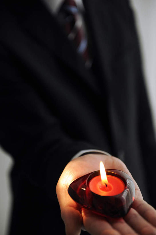 东方人,一个人,商务人士,商务男性,捧,竖图,俯视,室内,特写,夜晚,衬衫,爱情,蜡烛,亚洲,仅一个男性,仅一个人,套装,爱心,朦胧,模糊,火焰,烛光,浪漫,燃烧,黄种人,仅一个年轻男性,点燃,温暖,温馨,心形,恩爱,和睦,商务装,工薪阶层,男人,男性,年轻男性,亚洲人,心型,白领,上班族,端,端着,捧着,手捧,半身,彩图,高角度拍摄,衬衣,融洽