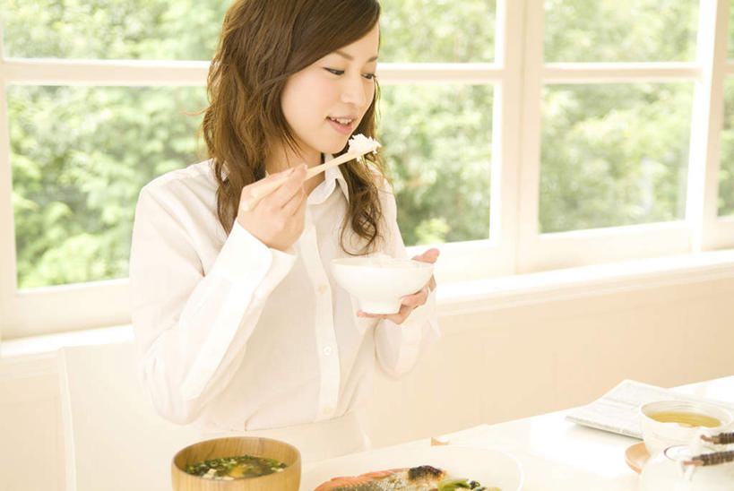 东方人,一个人,商务人士,商务女性,客厅,坐,吃,横图,室内,白天,正面,早餐,餐桌,窗户,筷子,落地窗,沙发,桌子,报纸,餐具,亚洲,仅一个年轻女性,仅一个女性,仅一个人,一双,握,套装,信息,汤,拿,拿着,注视,黄种人,文化,传统,玻璃窗,白色,碗,观察,看,张嘴,握着,餐台,观看,新闻,礼节,一份,察看,起居室,关注,礼仪,商务装,张大嘴巴,布艺沙发,工薪阶层,一碗,客堂,年轻女性,女人,女性,亚洲人,白领,上班族,进餐用具,张开嘴,嚼,食,坐着,半身,彩图,报刊