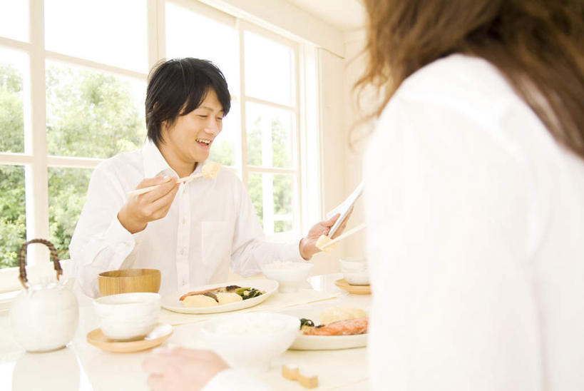 米饭,东方人,背部,两个人,夫妻,坐,笑,微笑,露齿笑,横图,室内,白天,正面,爱情,早餐,阅读,餐桌,茶,窗户,筷子,桌子,报纸,杯子,餐具,亚洲,学习,服装,木制,碟子,壶,陶瓷,汤,陶瓷制品,饭,两杯,浪漫,拿,两份,两双,两碗,拿着,注视,休闲装,黄种人,文化,传统,玻璃窗,水壶,两个,三个,一个,衣服,白色,盘子,茶壶,木制品,水杯,碗,观察,看,休闲,休闲服,恩爱,浏览,恋人,服饰,单个,餐台,观看,礼节,五谷,察看,关注,礼仪,一碗,男人,男性,年轻男性,年轻女性,女人,女性,亚洲人,夫妇,情侣,茶杯,进餐用具,烹调用具,坐着,半身,彩图,伴侣