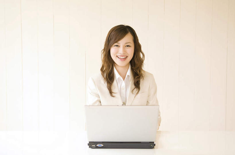 东方人,一个人,商务人士,商务女性,办公室,坐,笑,微笑,露齿笑,横图,室内,白天,正面,电脑,笔记本电脑,家具,桌子,亚洲,仅一个年轻女性,仅一个女性,仅一个人,敲打,套装,网络,办公桌,黄种人,输入,通讯设备,打字,点击,敲击,无线,通信设备,商务装,无线网络,无线上网,便携式电脑,工薪阶层,办公家具,按键,手提电脑,年轻女性,女人,女性,亚洲人,白领,上班族,坐着,半身,彩图