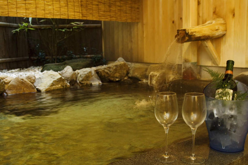 葡萄酒,无人,横图,室内,白天,正面,按摩,美容,礁石,石头,水,温泉,卫生间,浴室,杯子,护肤,木制,高脚杯,石子,墙,红酒杯,酒类,墙壁,墙面,玻璃制品,酒,酒瓶,饮料,两个,玻璃瓶,酒杯,木制品,瓶子,保养,享受,休闲,放松,SPA水疗,保健,温泉浴场,一瓶,养颜,淋浴房,玻璃杯,礁,石块,岩石,矿泉疗养地,彩图,水疗,冲凉房,沐浴间,沐浴室