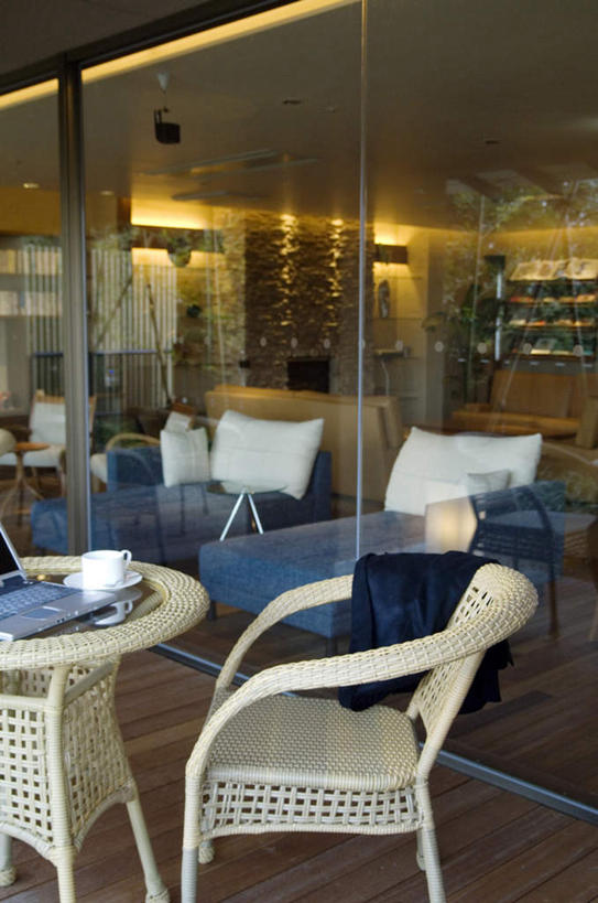 咖啡,无人,咖啡厅,竖图,俯视,室内,白天,幸福,电脑,笔记本电脑,窗户,落地窗,杯子,椅子,一把,竹制,网络,瓷器,碟子,咖啡杯,陶瓷制品,一杯,娱乐,通讯设备,玻璃窗,饮料,一个,享受,休闲,温馨,放松,乐趣,单个,一台,提神,无线,舒适,竹制品,瓷杯,醒脑,通信设备,无线网络,无线上网,便携式电脑,软饮料,手提电脑,彩图,高角度拍摄