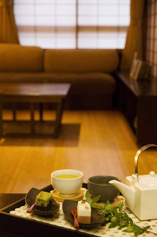 点心,无人,家,客厅,竖图,俯视,室内,白天,烹饪,餐桌,茶,窗帘,家具,沙发,装修,桌子,建筑,装饰,木制,壶,叉,陶瓷,房屋,屋子,公寓,日本料理,料理,食品,甜点,甜品,咖啡色,陶瓷制品,两杯,古典,两份,建设,装潢,菜肴,美食,洋房,楼房,住宅,水壶,食物,糕点,两个,一个,绿色,白色,帘子,茶壶,木制品,室内装潢,碗,日式料理,甜食,日式,遮阳,佳肴,单个,餐台,华丽,修饰,明亮,点缀,起居室,舒适,家居装潢,房屋设计,布艺沙发,室内设计,宽敞,样板房装潢,衬托,美观,雅致,雅观,客堂,设计,彩图,高角度拍摄,房子