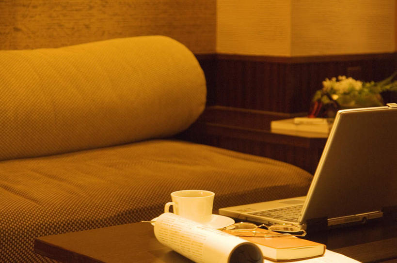 咖啡,无人,客厅,横图,俯视,室内,白天,幸福,电脑,笔记本电脑,沙发,杯子,书籍,一本,网络,木制,瓷器,碟子,记事本,咖啡杯,陶瓷制品,一杯,茶几,娱乐,通讯设备,饮料,一个,白色,本子,笔记本,木制品,享受,休闲,温馨,放松,乐趣,单个,提神,无线,起居室,舒适,瓷杯,醒脑,通信设备,无线网络,布艺沙发,无线上网,便携式电脑,软饮料,客堂,手提电脑,书,图书,彩图,高角度拍摄