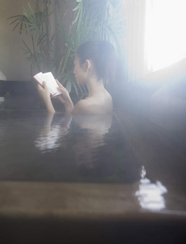 东方人,一个人,坐,竖图,室内,白天,侧面,按摩,美容,看书,阅读,水,温泉,植物,卫生间,浴室,书籍,亚洲,仅一个年轻女性,仅一个女性,仅一个人,护肤,学习,装饰,木制,盆栽,热气,盆景,拿,拿着,黄种人,裸露,绿色,自然,木制品,书本,看,保养,享受,休闲,放松,读书,浏览,SPA水疗,保健,温泉浴场,生长,成长,华丽,修饰,点缀,裸,养颜,衬托,美观,雅致,雅观,年轻女性,女人,女性,亚洲人,淋浴房,书,图书,矿泉疗养地,坐着,半身,彩图,水疗,冲凉房,沐浴间,沐浴室