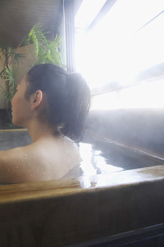 东方人,一个人,竖图,室内,白天,按摩,美容,水,温泉,植物,卫生间,浴室,亚洲,仅一个年轻女性,仅一个女性,仅一个人,护肤,装饰,盆栽,热气,盆景,黄种人,裸露,背面,绿色,自然,保养,享受,休闲,温暖,放松,SPA水疗,保健,温泉浴场,生长,成长,华丽,修饰,点缀,裸,养颜,衬托,美观,雅致,雅观,年轻女性,女人,女性,亚洲人,淋浴房,矿泉疗养地,半身,彩图,水疗,冲凉房,沐浴间,沐浴室